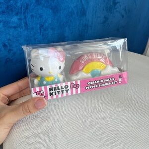 Hello kitty salt and pepper shaker set NEW